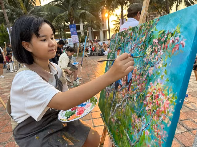 Các em thiếu nhi lớp vẽ Ngôi nhà nhỏ vẽ tranh cổ động bảo vệ môi trường tại biển Đà Nẵng