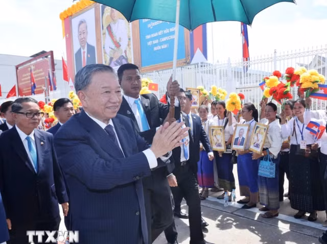 Người dân chào đón Chủ tịch nước Tô Lâm tại Sân bay Quốc tế Phnom Penh. Ảnh: TTXVN
