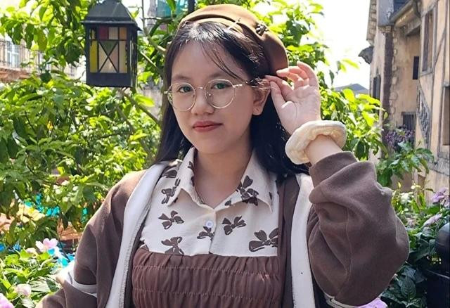 Nữ sinh này có niềm đam mê và yêu thích môn sinh Nữ sinh này có niềm đam mê và yêu thích môn sinh