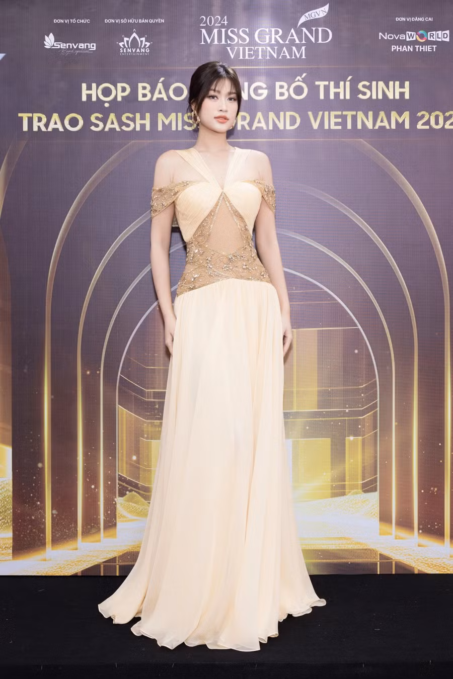 Hoa hậu Đoàn Thiên Ân sang trọng nhưng không kém phần quyến rũ trên thảm đỏ