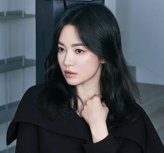 Song Hye Kyo ở tuổi 43 giàu có và thành công trong sự nghiệp. Song Hye Kyo ở tuổi 43 giàu có và thành công trong sự nghiệp.