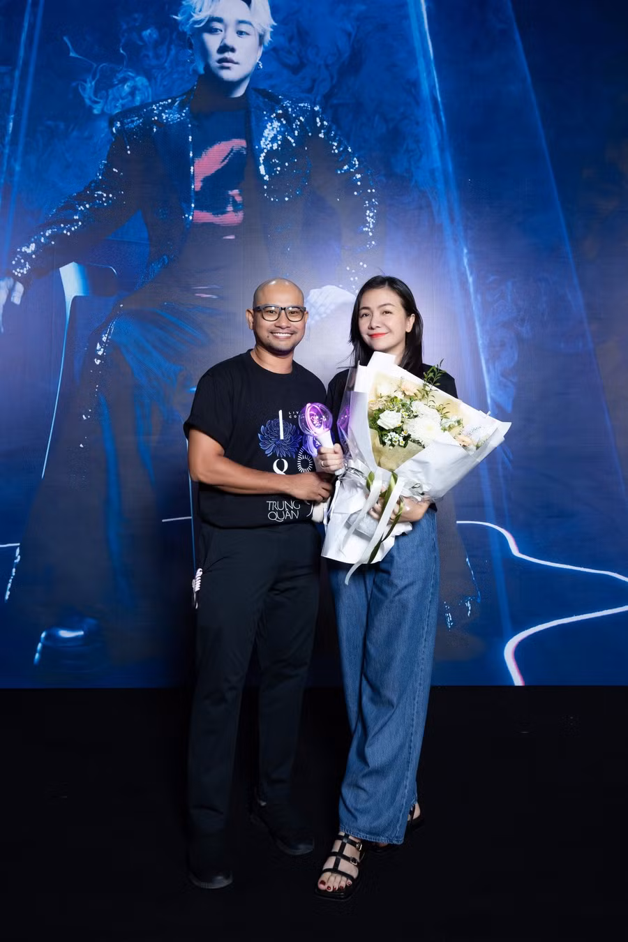 Huỳnh Đông và Ái Châu về nước thăm gia đình, tranh thủ thời gian đi xem show ca nhạc của Trung Quân Idol. Vợ chồng nam diễn viên định cư ở Canada từ cuối năm 2023. Huỳnh Đông và Ái Châu về nước thăm gia đình, tranh thủ thời gian đi xem show ca nhạc của Trung Quân Idol. Vợ chồng nam diễn viên định cư ở Canada từ cuối năm 2023.