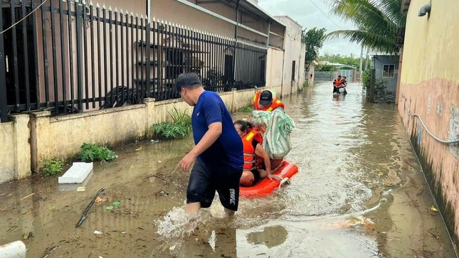 Ngay trong đêm 13/7, Ban Chỉ huy quân sự TP. Phú Quốc đã cử lực lượng phối hợp cùng các lực lượng tại chỗ kịp thời sơ tán 9 người dân và di dời tài sản 12 hộ dân bị ngập đến nơi an toàn, đảm bảo sức khỏe và tính mạng người dân. Ngay trong đêm 13/7, Ban Chỉ huy quân sự TP. Phú Quốc đã cử lực lượng phối hợp cùng các lực lượng tại chỗ kịp thời sơ tán 9 người dân và di dời tài sản 12 hộ dân bị ngập đến nơi an toàn, đảm bảo sức khỏe và tính mạng người dân.