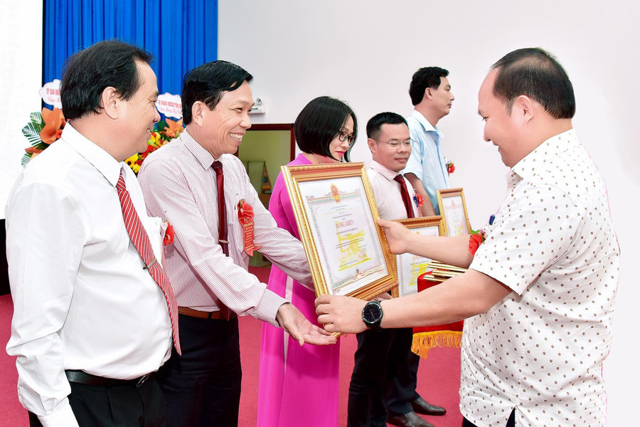 Phó Bí thư Tỉnh ủy Rah Lan Chung trao bằng khen cho các cá nhân có thành tích xuất sắc trong 20 năm triển khai thực hiện Nghị định số 78/2002/NĐ-CP về tín dụng đối với người nghèo và các đối tượng chính sách. Ảnh: Đức Thụy