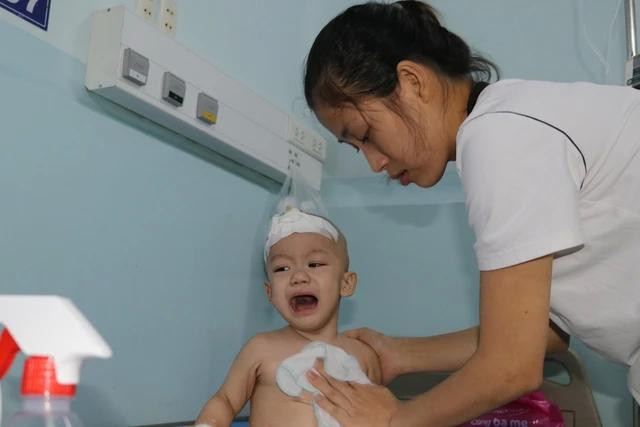 Vợ chồng chị Mơ quyết cùng con điều trị ung thư đến cùng Vợ chồng chị Mơ quyết cùng con điều trị ung thư đến cùng