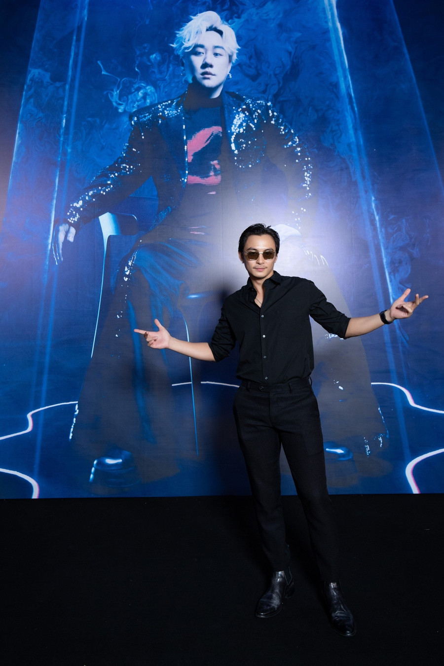 Lãnh Thanh được khen điển trai khi diện nguyên cây đen đến xem show của &quot;Bướm Mặt Trăng&quot;. Nam diễn viên tạo điểm nhấn với kính mát tối màu.