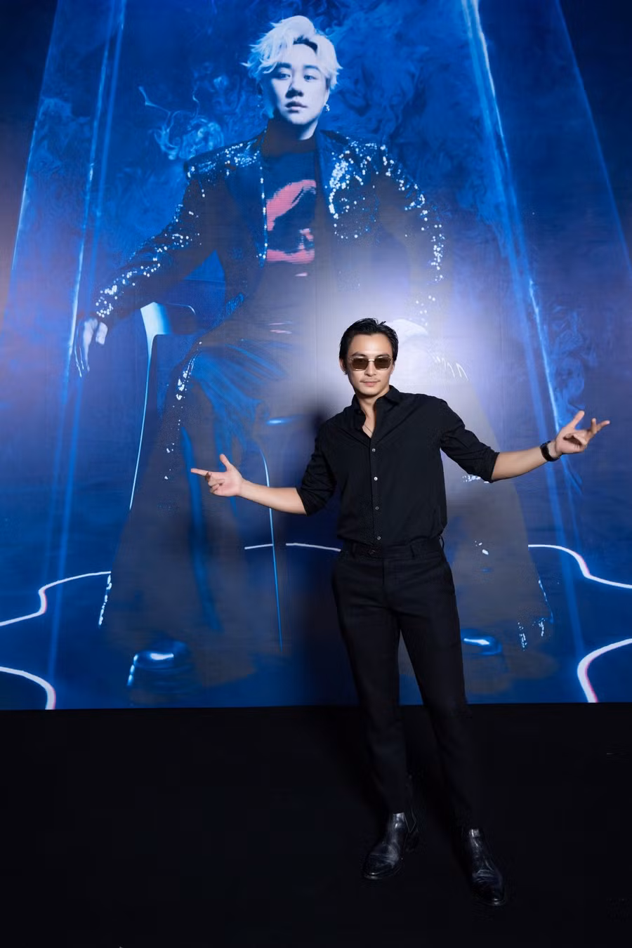 Lãnh Thanh được khen điển trai khi diện nguyên cây đen đến xem show của "Bướm Mặt Trăng". Nam diễn viên tạo điểm nhấn với kính mát tối màu. Lãnh Thanh được khen điển trai khi diện nguyên cây đen đến xem show của "Bướm Mặt Trăng". Nam diễn viên tạo điểm nhấn với kính mát tối màu.