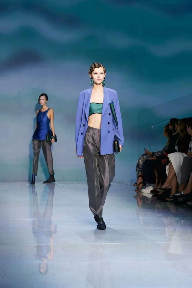 Điểm nhấn nằm ở chiếc bra gợi cảm màu xanh ngọc nhưng làm nền cho nó lại là màu xanh tím nữ tính