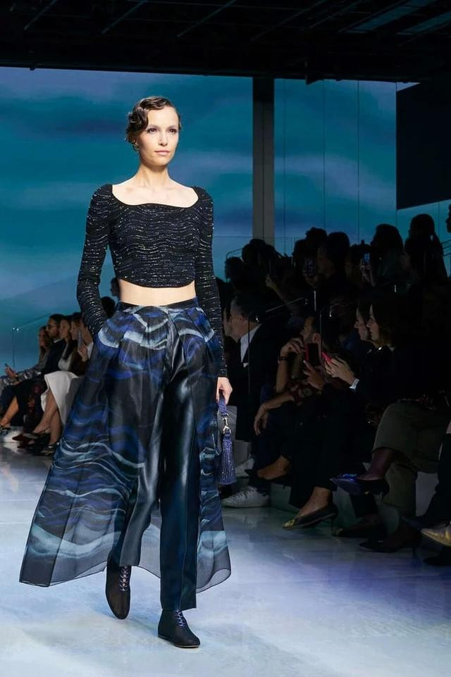 Ở dạng trầm hơn, những pha phối gam xanh khiến bộ trang phục trở nên &quot;chắc khỏe&quot;, trẻ trung và hiện đại. Trong thiết kế bắt mắt của mình, Armani còn tạo ra sức hút bởi kiểu dáng thời trang và hơn hết là cách trộn màu gây ấn tượng