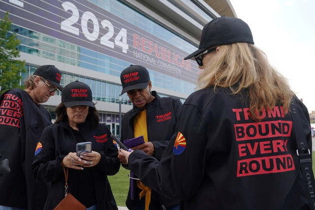 Các thành viên đảng Cộng hòa xem tin tức về vụ ông Donald Trump bị bắn tại TP Milwaukee, bang Wisconsin - Mỹ hôm 13-7. Ảnh: Reuters Các thành viên đảng Cộng hòa xem tin tức về vụ ông Donald Trump bị bắn tại TP Milwaukee, bang Wisconsin - Mỹ hôm 13-7. Ảnh: Reuters