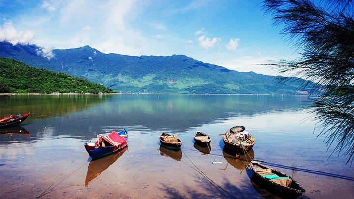 Đầm Lập An (Lăng Cô) trong xanh, bình yên. Ảnh: TUỆ TÂM Đầm Lập An (Lăng Cô) trong xanh, bình yên. Ảnh: TUỆ TÂM