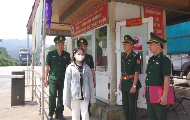 Một nạn nhân được giải cứu trở về Việt Nam. Một nạn nhân được giải cứu trở về Việt Nam.