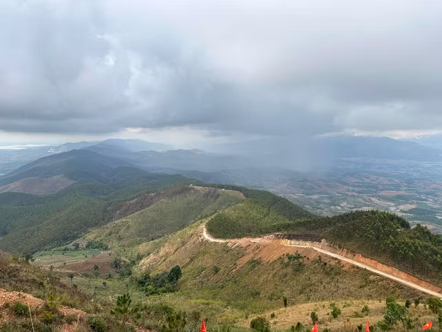 Từ đồi Delta 1049 nhìn về huyện Sa Thầy