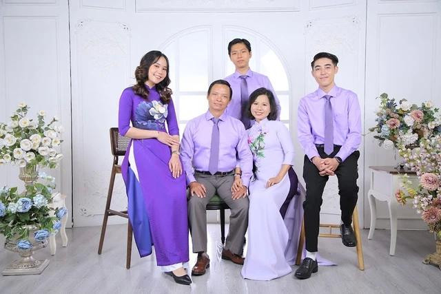 Gia đình bà Dương Thị Hồng Gấm chụp ảnh lưu niệm cùng các con để đóng thành album