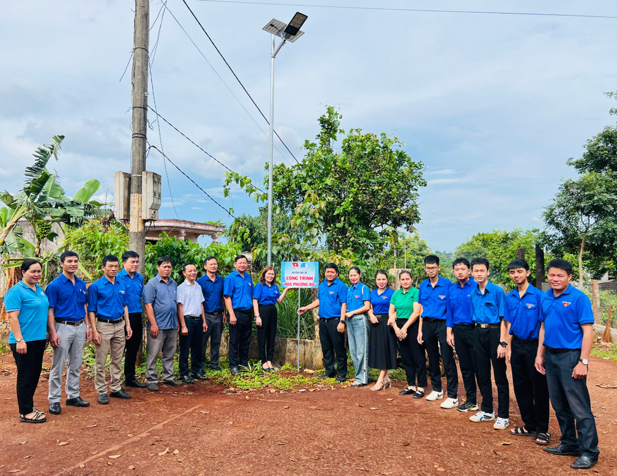 Các Đoàn trường THPT trên địa bàn huyện Chư Sê bàn giao công trình “Thắp sáng đường quê” cho làng Phăm Klăh, xã Bar Măih. Ảnh: P.L Các Đoàn trường THPT trên địa bàn huyện Chư Sê bàn giao công trình “Thắp sáng đường quê” cho làng Phăm Klăh, xã Bar Măih. Ảnh: P.L