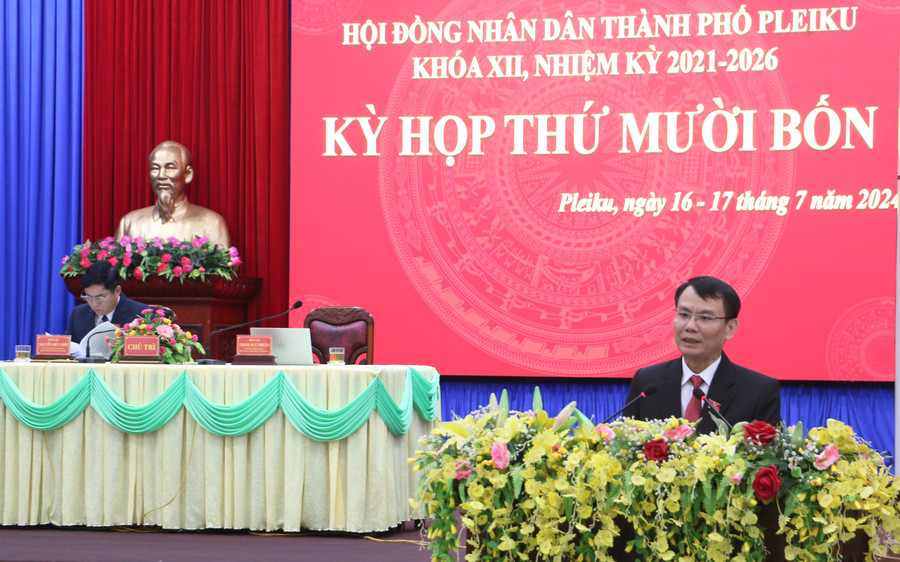 Ủy viên Ban Thường vụ Tỉnh ủy, Bí thư Thành ủy, Chủ tịch HĐND TP. Pleiku Trịnh Duy Thuân phát biểu tại kỳ họp. Ảnh: Q.T