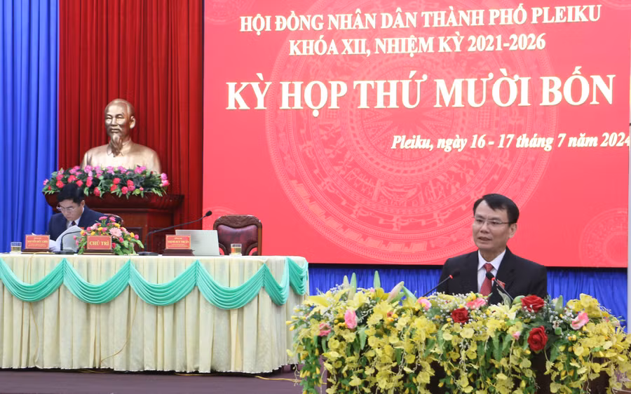 Ủy viên Ban Thường vụ Tỉnh ủy, Bí thư Thành ủy, Chủ tịch HĐND TP. Pleiku Trịnh Duy Thuân phát biểu tại kỳ họp. Ảnh: Q.T