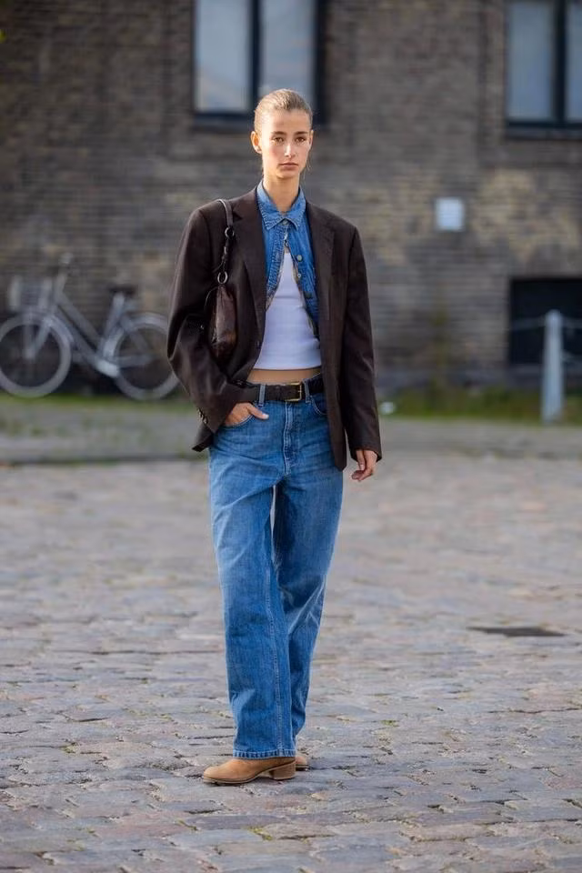 Cùng với blazer thì denim chính là "đối tượng" còn lại tạo ra sự "sóng cặp" đầy hoàn hảo. Dù là váy, áo, quần..., denim sẽ luôn tràn đầy hơi thở thời đại