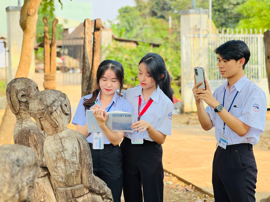 Đoàn viên Trường THPT Hoàng Hoa Thám tìm hiểu văn hóa tại làng Ia Nueng để thực hiện công trình số hóa địa điểm du lịch-văn hóa. Ảnh: P.L Đoàn viên Trường THPT Hoàng Hoa Thám tìm hiểu văn hóa tại làng Ia Nueng để thực hiện công trình số hóa địa điểm du lịch-văn hóa. Ảnh: P.L