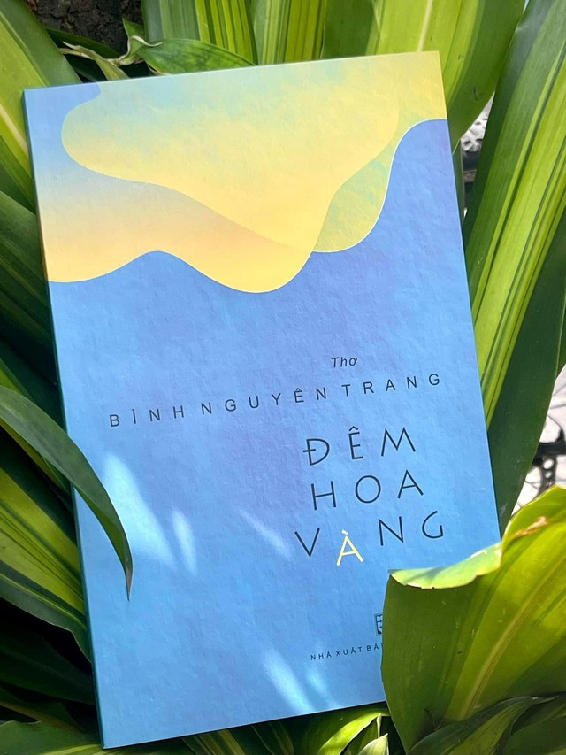 Tập thơ “Đêm hoa vàng” của Bình Nguyên Trang. Ảnh: NHÀ XUẤT BẢN HỘI NHÀ VĂN Tập thơ “Đêm hoa vàng” của Bình Nguyên Trang. Ảnh: NHÀ XUẤT BẢN HỘI NHÀ VĂN