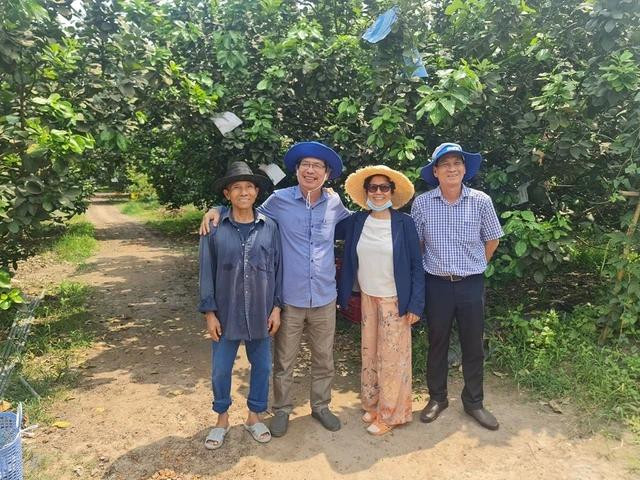 TS Liêm (thứ 2 từ trái qua) đã nhận giảng dạy thực nghiệm trên cây trồng cho nhiều lớp do các công ty trong lĩnh vực nông nghiệp tổ chức TS Liêm (thứ 2 từ trái qua) đã nhận giảng dạy thực nghiệm trên cây trồng cho nhiều lớp do các công ty trong lĩnh vực nông nghiệp tổ chức