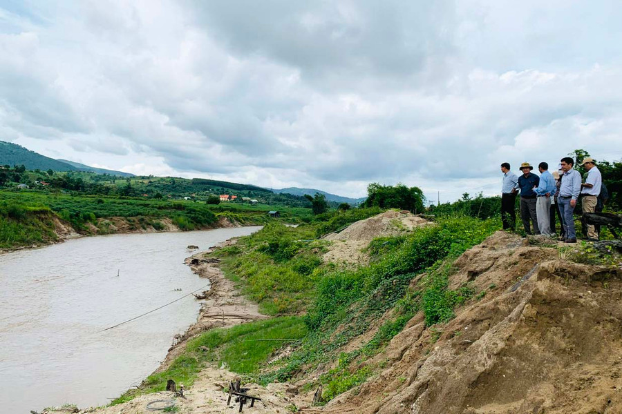 Đoàn công tác của Thường trực HĐND tỉnh thực hiện giám sát công tác quản lý tài nguyên khoáng sản tại huyện Chư Păh. Ảnh: H.T Đoàn công tác của Thường trực HĐND tỉnh thực hiện giám sát công tác quản lý tài nguyên khoáng sản tại huyện Chư Păh. Ảnh: H.T