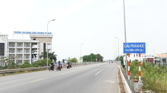 Cầu Trà Khúc 2 được đưa vào sử dụng năm 2003, nay đã bị hư hỏng nhiều chỗ Cầu Trà Khúc 2 được đưa vào sử dụng năm 2003, nay đã bị hư hỏng nhiều chỗ