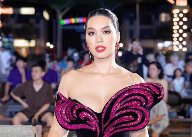 Hà Anh diện thiết kế gợi cảm khi tái xuất Hà Anh diện thiết kế gợi cảm khi tái xuất