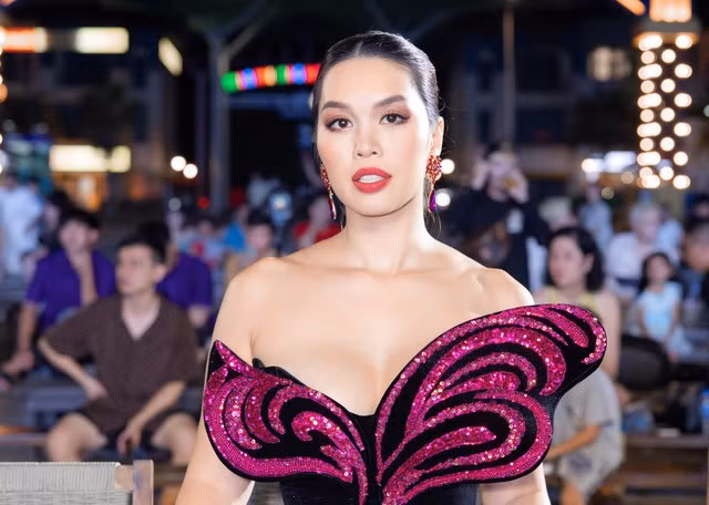 Hà Anh diện thiết kế gợi cảm khi tái xuất