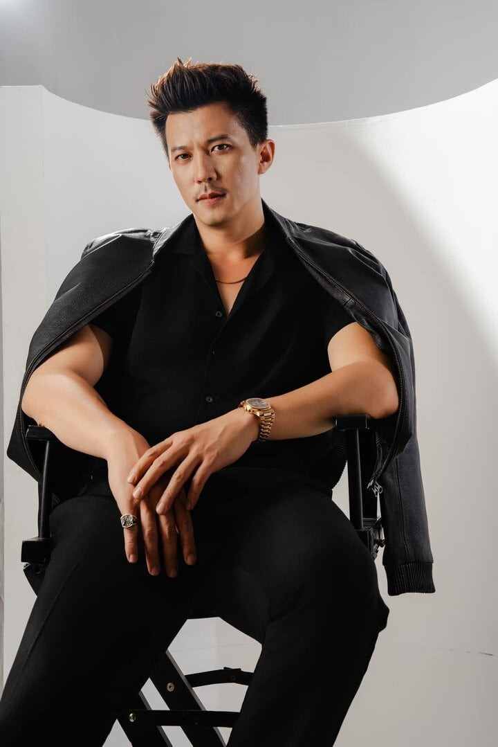 Nam diễn viên sinh ra trong gia đình có hoàn cảnh khó khăn. Nam diễn viên sinh ra trong gia đình có hoàn cảnh khó khăn.