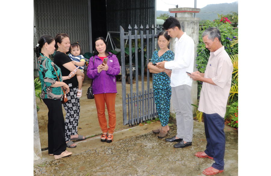 Bà Phạm Thị Thú (bìa trái) cùng cán bộ tổ dân phố 4 tuyên truyền, hướng dẫn người dân tham gia nhóm Zalo để cập nhật các thông tin của tổ. Ảnh: N.M Bà Phạm Thị Thú (bìa trái) cùng cán bộ tổ dân phố 4 tuyên truyền, hướng dẫn người dân tham gia nhóm Zalo để cập nhật các thông tin của tổ. Ảnh: N.M