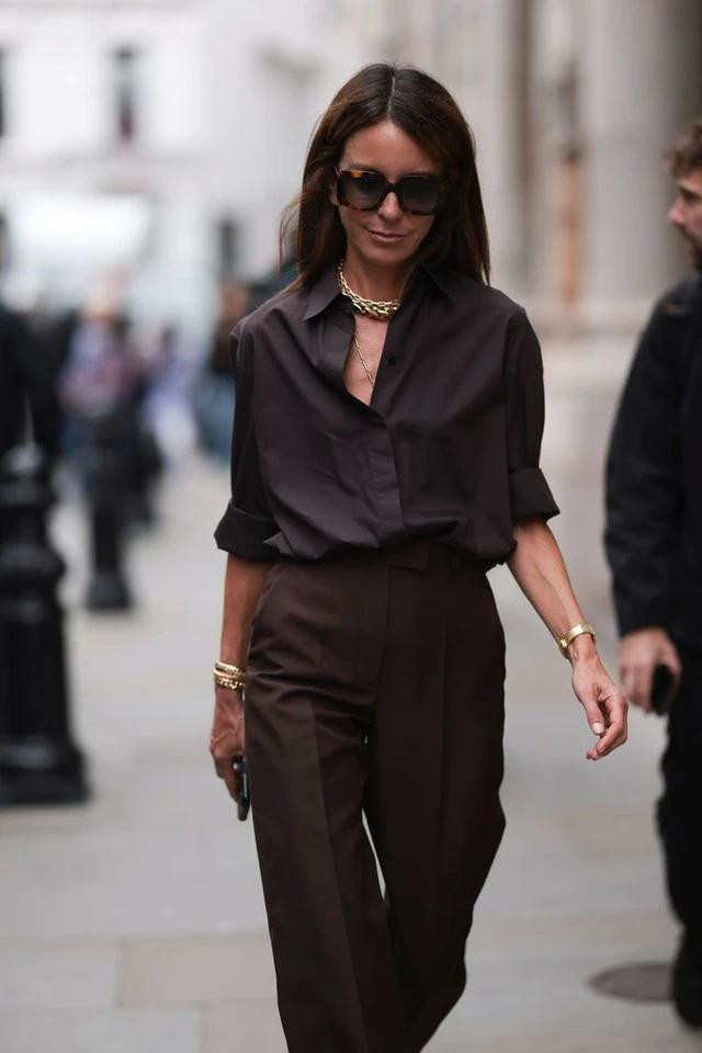 Phụ kiện vàng kiểu như những chiếc vòng cổ mắt xích nổi bật, một bộ vòng tay xếp chồng hay một chiếc đồng hồ tinh xảo sẽ nâng tầm mọi set đồ