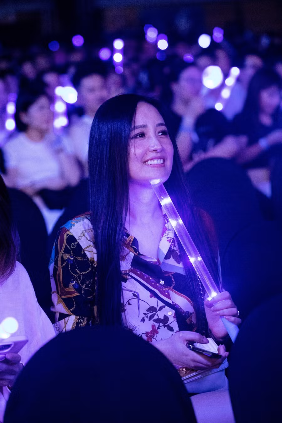 Mai Phương Thúy diện áo sơ mi in hoa đến đêm nhạc. Cô trang điểm nhẹ, mang theo lightstick ủng hộ Trung Quân. Mai Phương Thúy diện áo sơ mi in hoa đến đêm nhạc. Cô trang điểm nhẹ, mang theo lightstick ủng hộ Trung Quân.