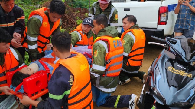 Công an TP. Phú Quốc đưa sản phụ mắc kẹt trong mưa lũ đến bệnh viện "vượt cạn" an toàn. Công an TP. Phú Quốc đưa sản phụ mắc kẹt trong mưa lũ đến bệnh viện "vượt cạn" an toàn.