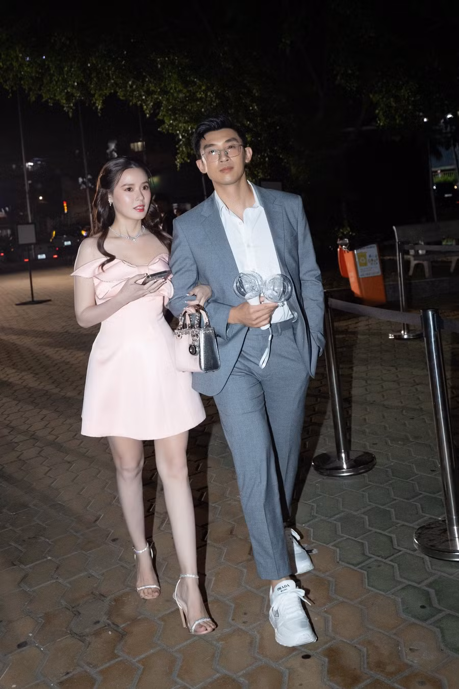 Khoảnh khắc Midu tay trong tay cùng Minh Đạt trước khi bước vào sân khấu thưởng thức âm nhạc. Nữ diễn viên mặc trang phục hồng nữ tính, trang điểm ngọt ngào, trong khi Minh Đạt mặc vest trẻ trung. Khoảnh khắc Midu tay trong tay cùng Minh Đạt trước khi bước vào sân khấu thưởng thức âm nhạc. Nữ diễn viên mặc trang phục hồng nữ tính, trang điểm ngọt ngào, trong khi Minh Đạt mặc vest trẻ trung.