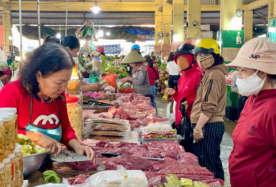 Kiểm soát giết mổ gia súc, gia cầm từ đầu vào đến đầu ra là ưu tiên hàng đầu trong việc đảm bảo an toàn vệ sinh thực phẩm. Ảnh: N.D Kiểm soát giết mổ gia súc, gia cầm từ đầu vào đến đầu ra là ưu tiên hàng đầu trong việc đảm bảo an toàn vệ sinh thực phẩm. Ảnh: N.D