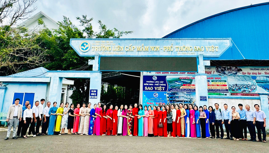 Đội ngũ cán bộ và giáo viên của trường Sao Việt. Đội ngũ cán bộ và giáo viên của trường Sao Việt.
