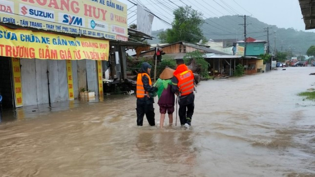 Công an hỗ trợ người dân trong vùng ngập lụt. Công an hỗ trợ người dân trong vùng ngập lụt.