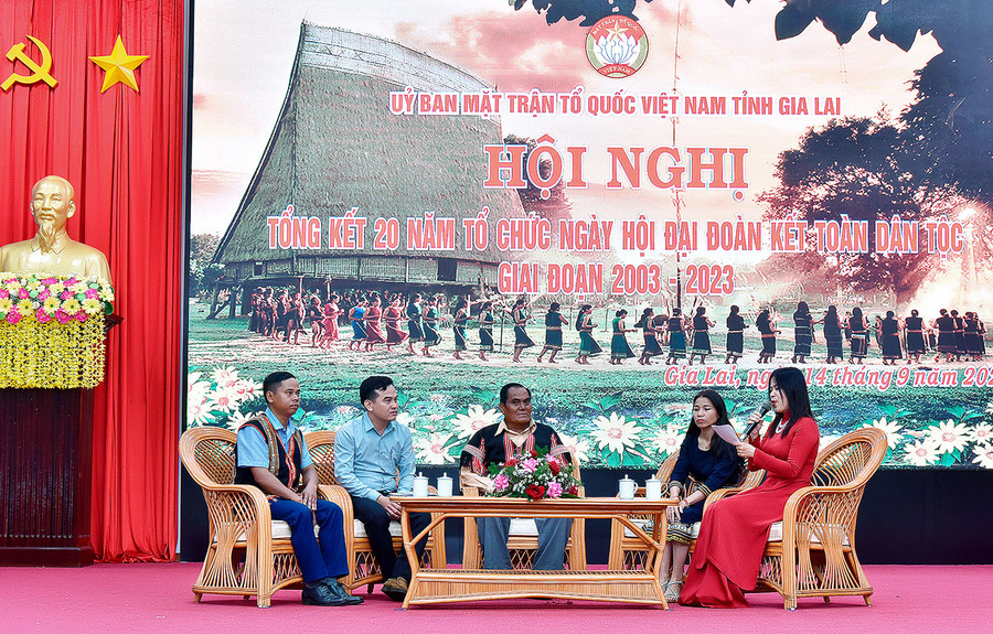 Các đại biểu giao lưu, chia sẻ kinh nghiệm tổ chức Ngày hội Đại đoàn kết toàn dân tộc tại hội nghị. Ảnh: Đ.T Các đại biểu giao lưu, chia sẻ kinh nghiệm tổ chức Ngày hội Đại đoàn kết toàn dân tộc tại hội nghị. Ảnh: Đ.T