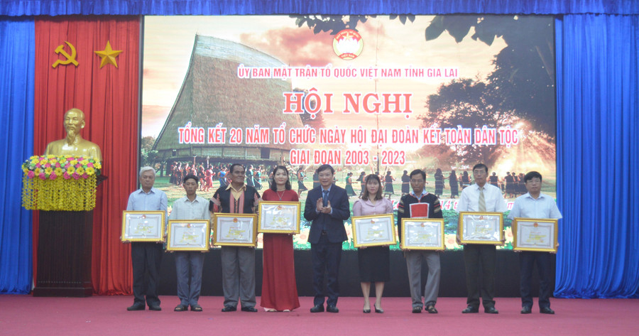 Ông Nay Bim (thứ 3 từ trái qua) nhận bằng khen của Chủ tịch UBND tỉnh tại hội nghị tổng kết 20 năm tổ chức Ngày hội Đại đoàn kết toàn dân tộc, giai đoạn 2003-2023. Ảnh: P.D