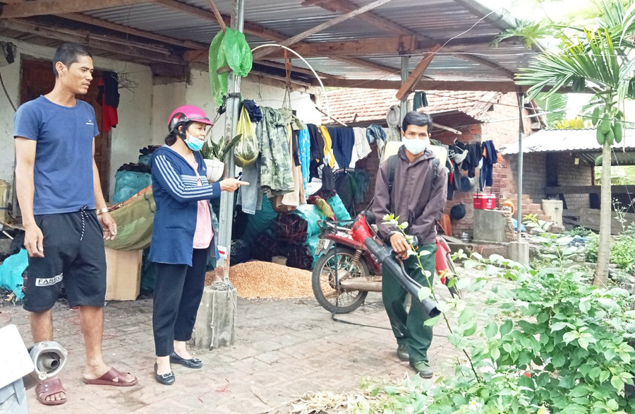 Nhân viên y tế phun hóa chất diệt muỗi trên địa bàn thị trấn Kbang để phòng chống sốt xuất huyết. Ảnh: Minh Ngân Nhân viên y tế phun hóa chất diệt muỗi trên địa bàn thị trấn Kbang để phòng chống sốt xuất huyết. Ảnh: Minh Ngân