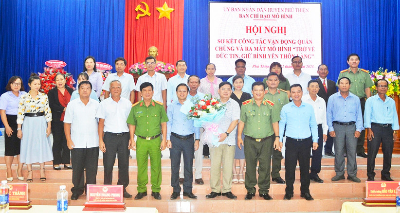 Các đại biểu tặng hoa chúc mừng huyện Phú Thiện ra mắt mô hình “Trở về đức tin, giữ bình yên thôn, làng”. Ảnh: Thúy Trinh Các đại biểu tặng hoa chúc mừng huyện Phú Thiện ra mắt mô hình “Trở về đức tin, giữ bình yên thôn, làng”. Ảnh: Thúy Trinh