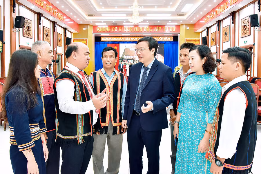 Chủ tịch UBND tỉnh Trương Hải Long (thứ 5 từ trái sang) trò chuyện với các đại biểu dự hội nghị. Ảnh: Đức Thụy