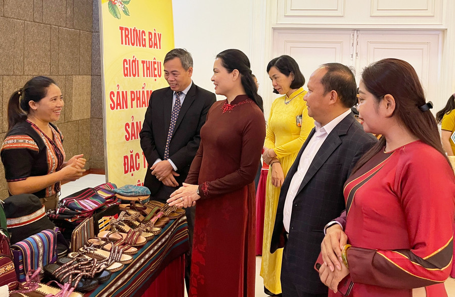Ủy viên Ban Chấp hành Trung ương Đảng, Chủ tịch Hội Liên hiệp phụ nữ Việt Nam Hà Thị Nga (thứ 4 từ phải sang) và Phó Bí thư Tỉnh ủy Rah Lan Chung (thứ 2 từ phải sang) tham quan khu trưng bày, giới thiệu sản phẩm OCOP, đặc trưng tiêu biểu của doanh nghiệp do phụ nữ làm chủ bên lề hội thảo. Ảnh: Minh Châu