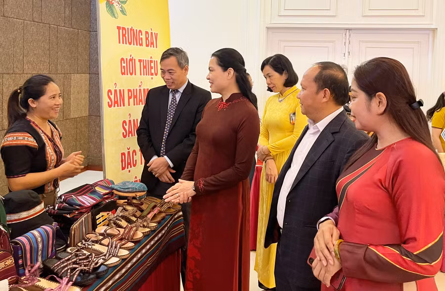 Ủy viên Ban Chấp hành Trung ương Đảng, Chủ tịch Hội Liên hiệp phụ nữ Việt Nam Hà Thị Nga (thứ 4 từ phải sang) và Phó Bí thư Tỉnh ủy Rah Lan Chung (thứ 2 từ phải sang) tham quan khu trưng bày, giới thiệu sản phẩm OCOP, đặc trưng tiêu biểu của doanh nghiệp do phụ nữ làm chủ bên lề hội thảo. Ảnh: Minh Châu