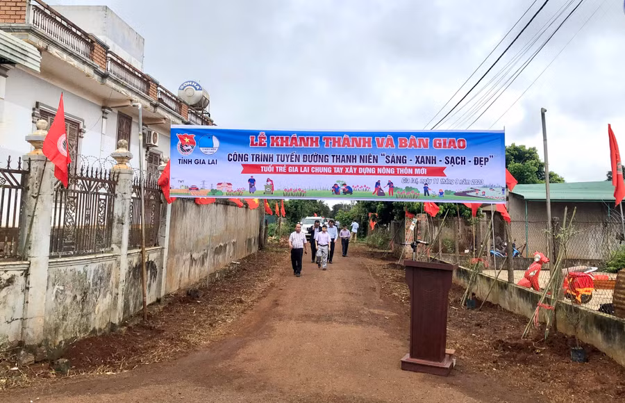 Một số tuyến đường ở làng Thơh Ga B đã được đổ nhựa, trồng cây xanh, lắp diện chiếu sáng. Ảnh: Lê Nam