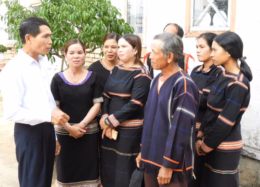 Cán bộ xã Tân Sơn (TP. Pleiku) trao đổi về công tác xây dựng hệ thống chính trị ở cơ sở. Ảnh: Thanh Nhật Cán bộ xã Tân Sơn (TP. Pleiku) trao đổi về công tác xây dựng hệ thống chính trị ở cơ sở. Ảnh: Thanh Nhật