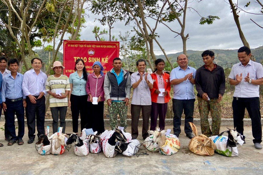 Ủy ban MTTQ Việt Nam huyện trao sinh kế cho các hộ nghèo là đồng bào dân tộc thiểu số trên địa bàn xã Đất Bằng. Ảnh: Lê Nam Ủy ban MTTQ Việt Nam huyện trao sinh kế cho các hộ nghèo là đồng bào dân tộc thiểu số trên địa bàn xã Đất Bằng. Ảnh: Lê Nam