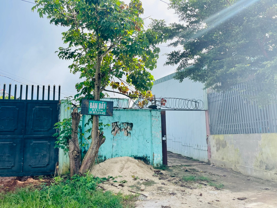 Giá bất động sản, đặc biệt là nhà ở, đất ở liên tục tăng và cao hơn so với thu nhập của người dân khiến cho người lao động thu nhập thấp tại các đô thị, công nhân khu công nghiệp càng khó khăn trong việc tiếp cận và tạo lập chỗ ở. Ảnh: Hồng Thương Giá bất động sản, đặc biệt là nhà ở, đất ở liên tục tăng và cao hơn so với thu nhập của người dân khiến cho người lao động thu nhập thấp tại các đô thị, công nhân khu công nghiệp càng khó khăn trong việc tiếp cận và tạo lập chỗ ở. Ảnh: Hồng Thương