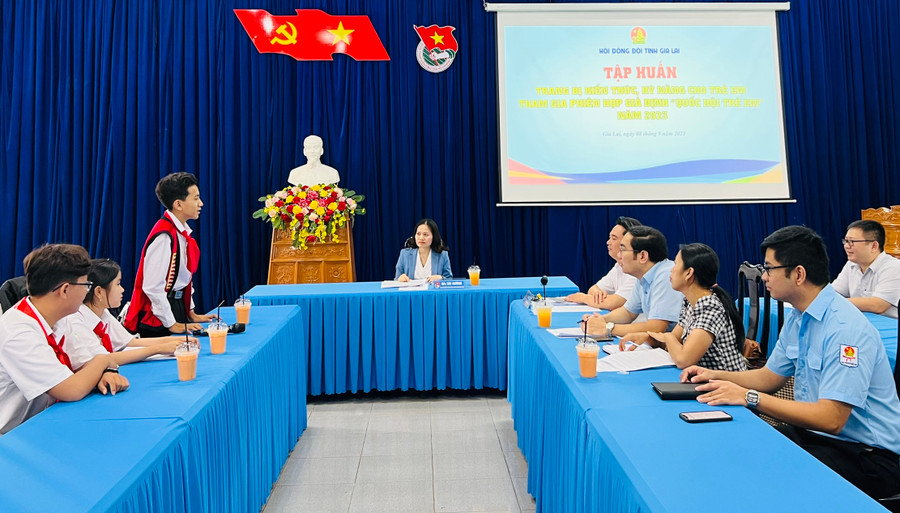 Các em thiếu nhi được Hội đồng Đội tỉnh tập huấn trước khi tham gia phiên họp giả định “Quốc hội trẻ em”. Ảnh: M.N Các em thiếu nhi được Hội đồng Đội tỉnh tập huấn trước khi tham gia phiên họp giả định “Quốc hội trẻ em”. Ảnh: M.N